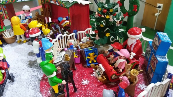 Χριστουγεννιάτικο χωριό με Playmobil από συλλέκτη χομπίστα μας ξανακάνει παιδιά