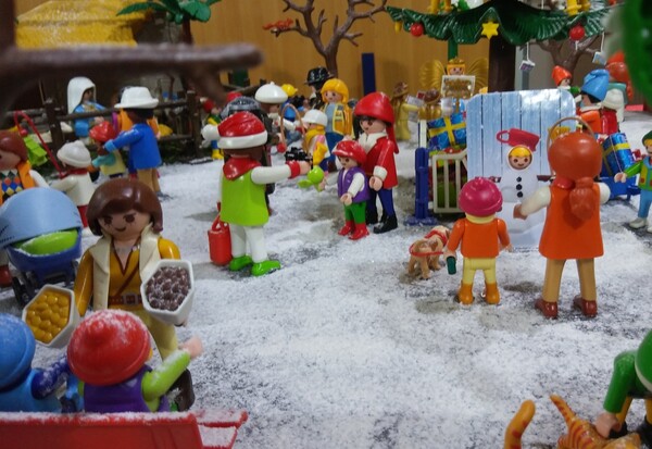 Χριστουγεννιάτικο χωριό με Playmobil από συλλέκτη χομπίστα μας ξανακάνει παιδιά