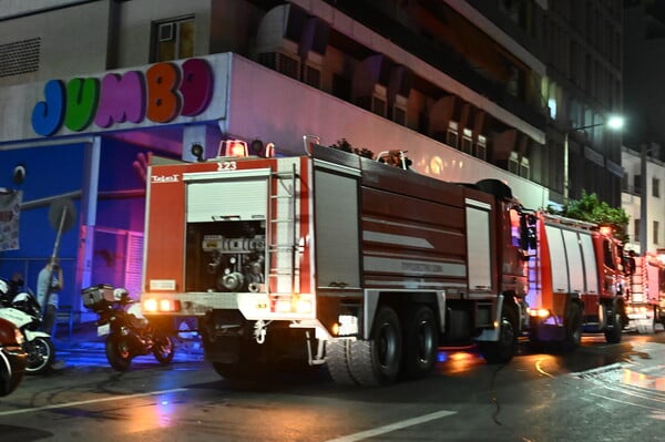 Τέθηκε υπό έλεγχο η φωτιά στα Jumbo στον Πειραιά