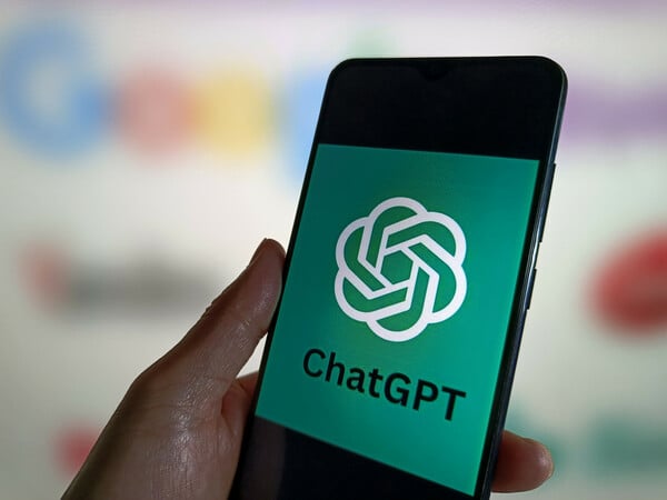 Διαθέσιμο πλέον το ChatGPT για τηλεφωνικές κλήσεις και μηνύματα στις ΗΠΑ