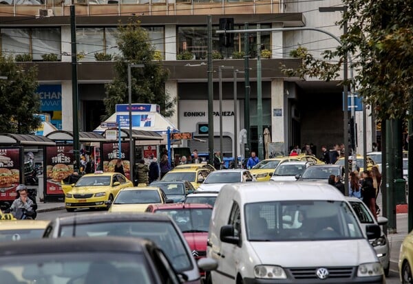 Κίνηση στους δρόμους: Πάνω από 30 λεπτά οι καθυστερήσεις στην Αττική Οδό - Πού αλλού έχει μποτιλιάρισμα