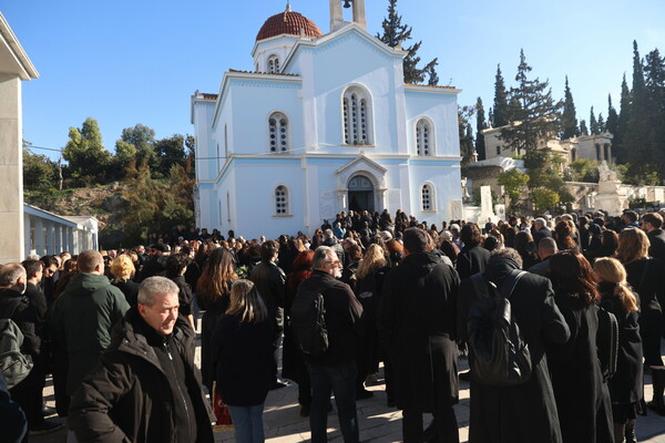 Δημήτρης Ήμελλος: To τελευταίο χειροκρότημα από οικογένεια, φίλους και ηθοποιούς