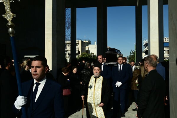 Δημήτρης Ήμελλος: To τελευταίο χειροκρότημα από οικογένεια, φίλους και ηθοποιούς