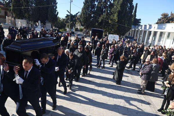 Δημήτρης Ήμελλος: To τελευταίο χειροκρότημα από οικογένεια, φίλους και ηθοποιούς