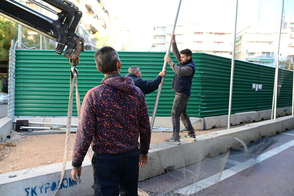 Εξάρχεια: Οι κάτοικοι κέρδισαν τρίτο δικαστήριο - Απομακρύνονται κι άλλες λαμαρίνες