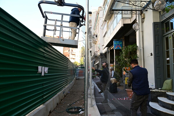 Εξάρχεια: Οι κάτοικοι κέρδισαν τρίτο δικαστήριο - Απομακρύνονται κι άλλες λαμαρίνες