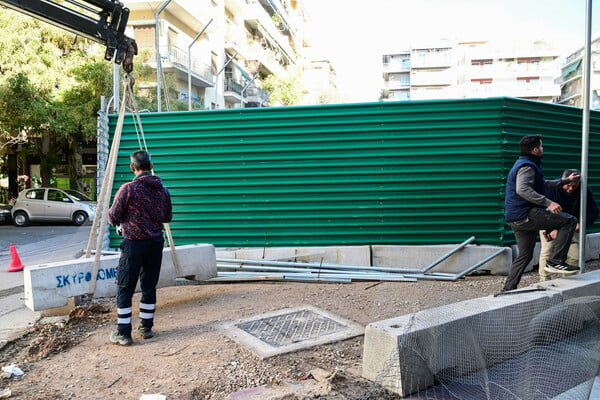 Εξάρχεια: Οι κάτοικοι κέρδισαν τρίτο δικαστήριο - Απομακρύνονται κι άλλες λαμαρίνες