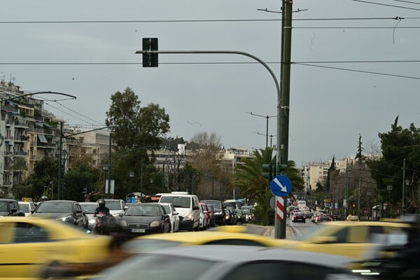 Κίνηση στην Αττική οδό: Έπεσαν τσιμέντα στο οδόστρωμα