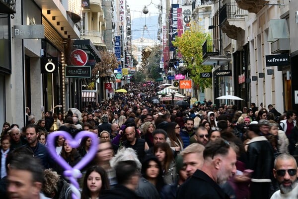 Ανοικτά, σήμερα, τα μαγαζιά: Κορυφώνεται η κίνηση στην εορταστική αγορά