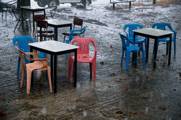 Έκτακτο δελτίο καιρού: Καταιγίδες, θυελλώδεις άνεμοι και χιόνια Δευτέρα και παραμονή Χριστουγέννων