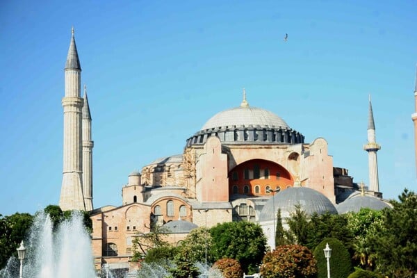 Συνελήφθησαν σπουδαστές της Σχολής Ικάρων που ξετύλιξαν σημαίες στην Αγιά Σοφιά 