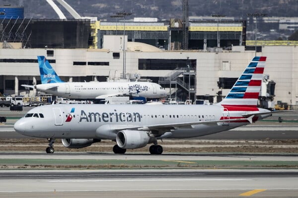 Προβλήματα στο δίκτυο της American Airlines προκαλούν αναστολή όλων των πτήσεων στις ΗΠΑ