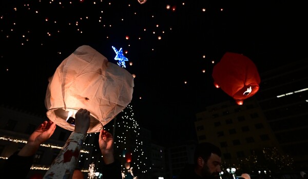 Γέμισε με τα φαναράκια των ευχών ο αθηναϊκός ουρανός