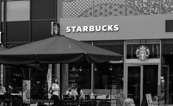 Starbucks: Απεργούν εργαζόμενοι πάνω από 300 καταστημάτων στις ΗΠΑ