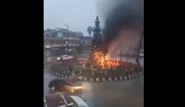 Διαδηλώσεις στη Συρία για τον εμπρησμό χριστουγεννιάτικου δέντρου