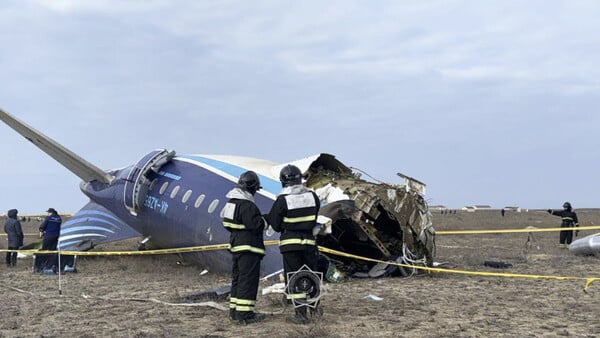 Υποβαθμίζει τη συντριβή του Embraer η Ρωσία: «Λάθος να γίνονται εικασίες για το δυστύχημα»