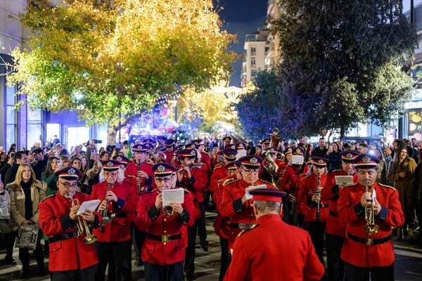 Παραμονή Πρωτοχρονιάς στο Σύνταγμα με Δεληβοριά, Μποφίλιου, Φριντζήλα και αθόρυβα πυροτεχνήματα