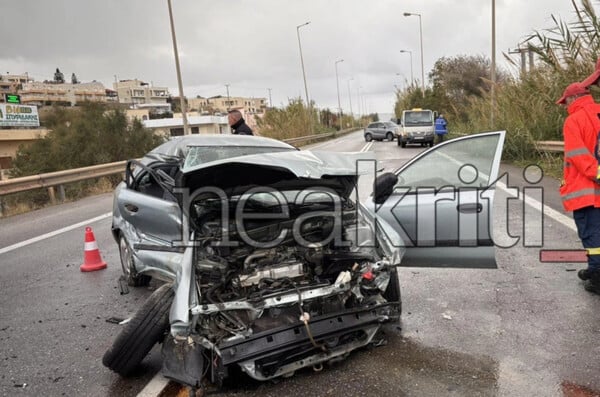 Tροχαίο δυστύχημα στο Ρέθυμνο με τρία οχήματα - Παραμορφώθηκε το ένα ΙΧ