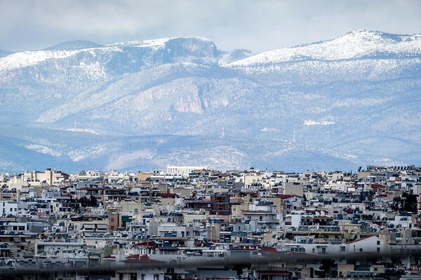 Χιόνισε στα ορεινά της Αττικής και οι φωτογραφίες είναι ειδυλλιακές