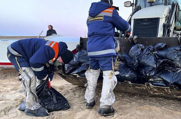 Ρωσία: Προειδοποιεί για τεράστια περιβαλλοντική καταστροφή από την πετρελαιοκηλίδα στη μαύρη θάλασσα