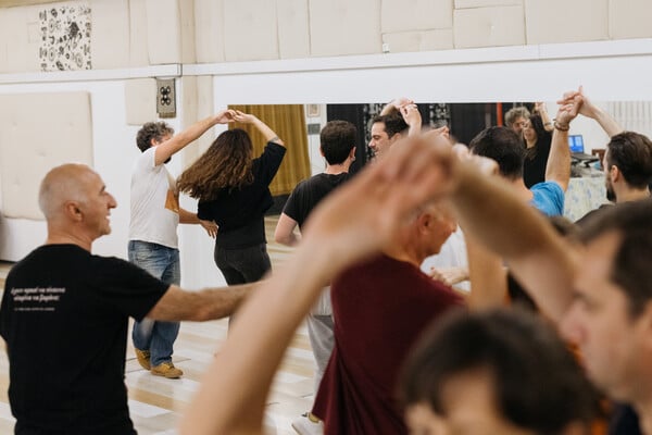 Εκτός από παραδοσιακούς χορούς, ο Ανδρέας Σεγδίτσας διδάσκει και χορευτικό ήθος