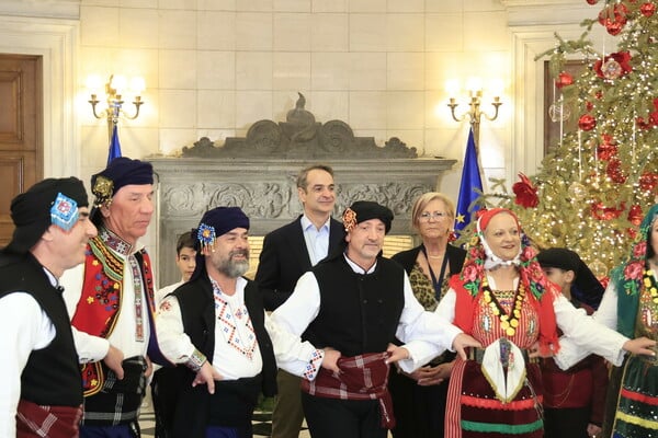 Κυριάκος Μητσοτάκης: Άκουσε τα κάλαντα από αθλητές των Special Olympics και την Πανθρακική Ομοσπονδία