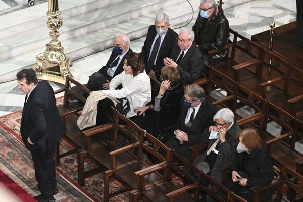 Στη Μητρόπολη η σορός του Κώστα Σημίτη - Με τιμές εν ενεργεία πρωθυπουργού η κηδεία