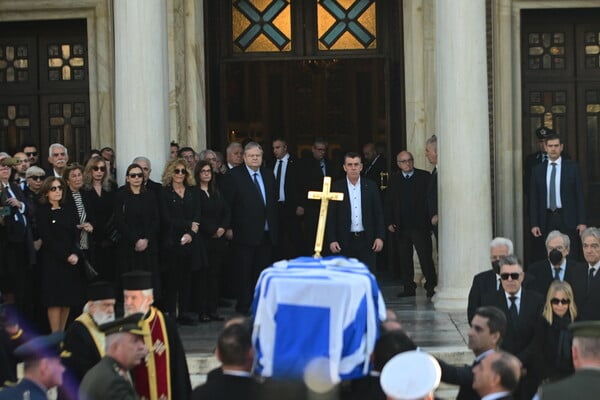 Στη Μητρόπολη η σορός του Κώστα Σημίτη