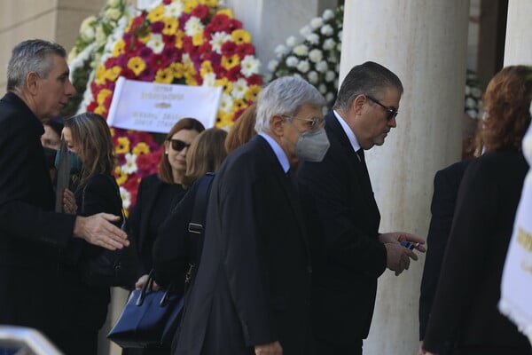 Στη Μητρόπολη η σορός του Κώστα Σημίτη