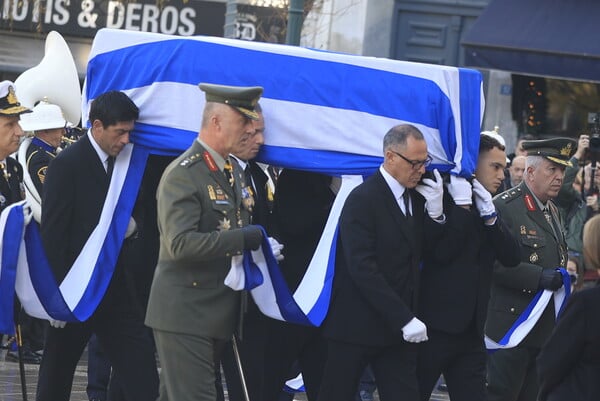 Στη Μητρόπολη η σορός του Κώστα Σημίτη