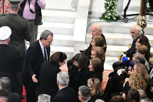 Στη Μητρόπολη η σορός του Κώστα Σημίτη - Με τιμές εν ενεργεία πρωθυπουργού η κηδεία