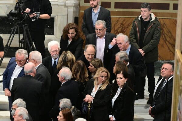 Στη Μητρόπολη η σορός του Κώστα Σημίτη - Με τιμές εν ενεργεία πρωθυπουργού η κηδεία