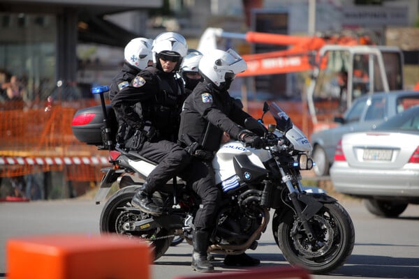 Άγιος Δημήτριος: Επιβάτες μηχανής πυροβόλησαν κατά οχήματος