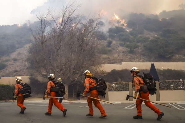 Γιατί οι φωτιές στο Λος Άντζελες «ήταν ασταμάτητες» - Τι ισχυρίζονται οι πυροσβέστες