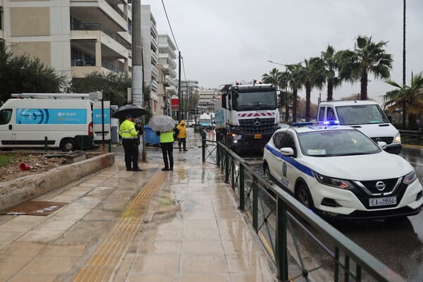 Πλημμύρισε ξανά η Ποσειδώνος - Διακοπή της κυκλοφορίας 