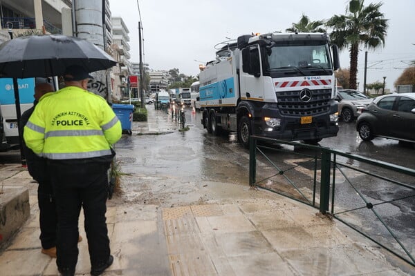 Πλημμύρισε ξανά η Ποσειδώνος - Διακοπή της κυκλοφορίας 