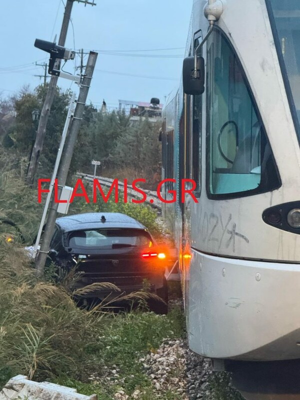 Πάτρα: Τρένο παρέσυρε ΙΧ – Ένας ελαφρά τραυματίας