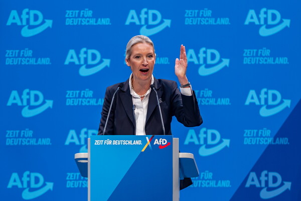 Γερμανία: Το AfD μοίρασε αεροπορικά εισιτήρια σε μετανάστες που τους λένε «να γυρίσουν πίσω στη χώρα καταγωγής τους»