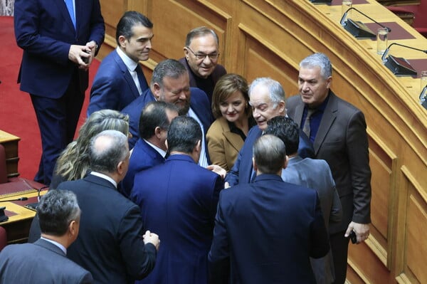 Κωνσταντίνος Τασούλας: Συγχαρητήρια και χαμόγελα στη Βουλή μετά την ανακοίνωση της υποψηφιότητας