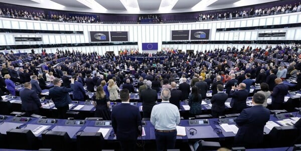 Ευρωβουλευτές από όλο το πολιτικό φάσμα ζητούν από την Κομισιόν να αντιδράσει στις παρεμβάσεις του Μασκ