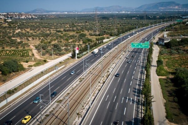 Συνελήφθη ο οδηγός του φορτηγού που προκάλεσε σήμερα μεγάλη κυκλοφοριακή συμφόρηση στην Αττική Οδό