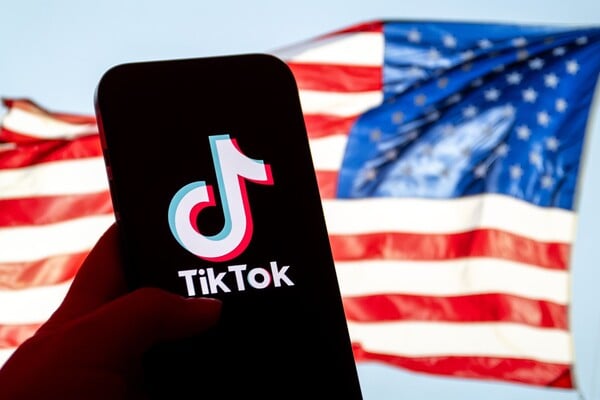 Το TikTok επαναλειτουργεί στις ΗΠΑ μετά τη δέσμευση Τραμπ «να σωθεί»