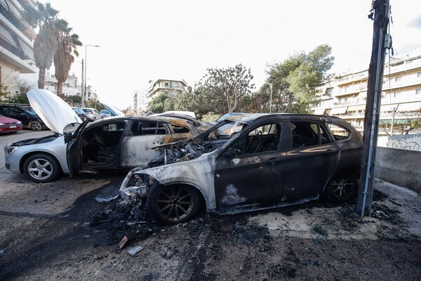 Φωτιά σε σταθμευμένα οχήματα στα Πατήσια