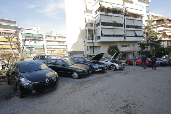 Φωτιά σε σταθμευμένα οχήματα στα Πατήσια