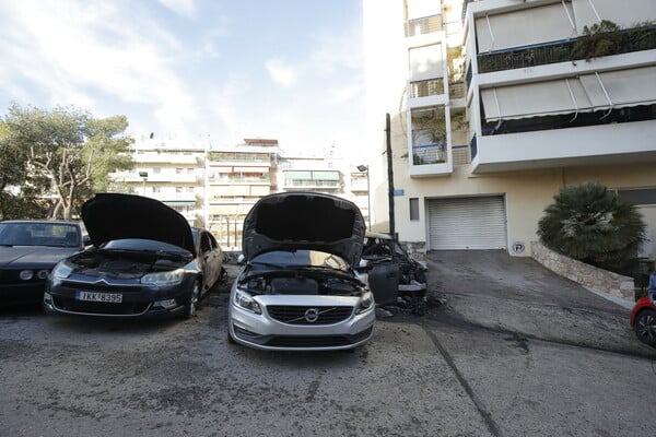 Φωτιά σε σταθμευμένα οχήματα στα Πατήσια