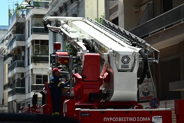 Φωτιά στα Εξάρχεια: Καίγεται εγκαταλελειμμένο κτίριο 