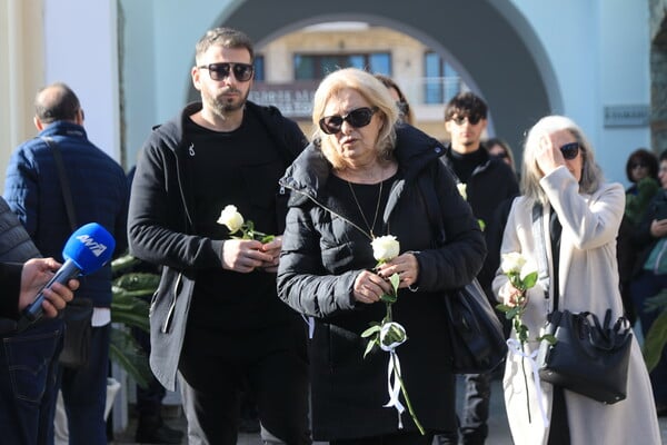 Καίτη Γκρέυ: Πλήθος κόσμου και επώνυμοι φίλοι της στο «τελευταίο αντίο»