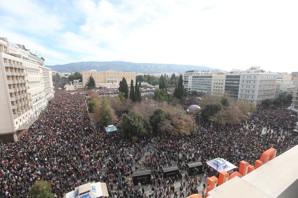 Η μεγάλη συγκέντρωση στο Σύνταγμα για τα Τέμπη