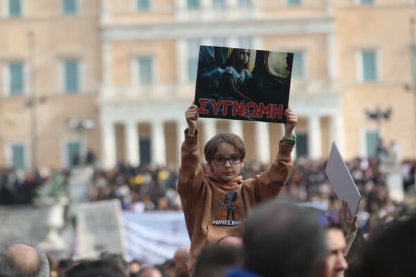 Η μεγάλη συγκέντρωση στο Σύνταγμα για τα Τέμπη