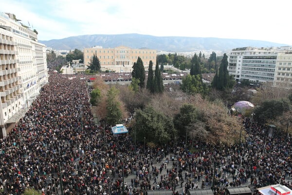 Η μεγάλη συγκέντρωση στο Σύνταγμα για τα Τέμπη